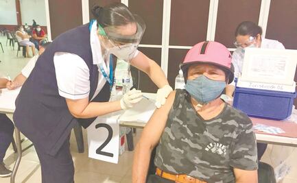 "Que sea lo que Dios quiera"; ignoran malos rumores sobre vacuna