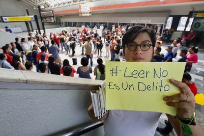 Con flashmob, joven que irá a Harvard realiza protesta frente a biblioteca del Metro