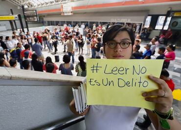 Con flashmob, joven que irá a Harvard realiza protesta frente a biblioteca del Metro