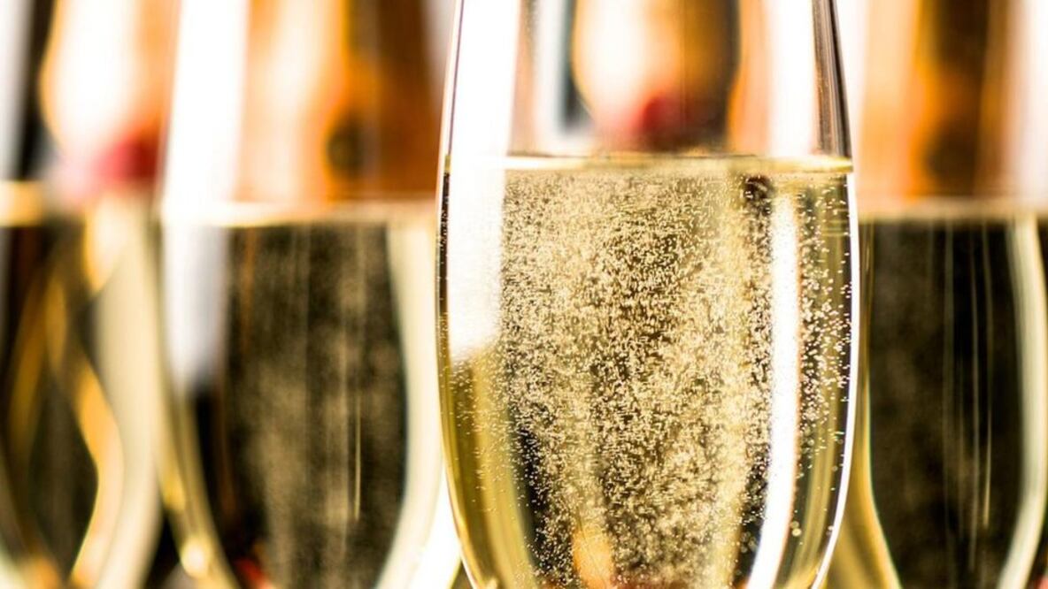 La singular reacción química que hace que el champán tenga burbujas