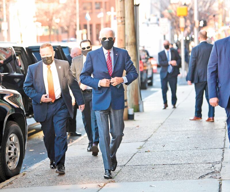 El presidente electo de Estados Unidos, Joe Biden, a su llegada al Queen Theatre para reunirse virtualmente con alcaldes de Estados Unidos. Su equipo de transición ya cuenta con los recursos para empezar a trabajar en su agenda. MARK MAKELA. AFP