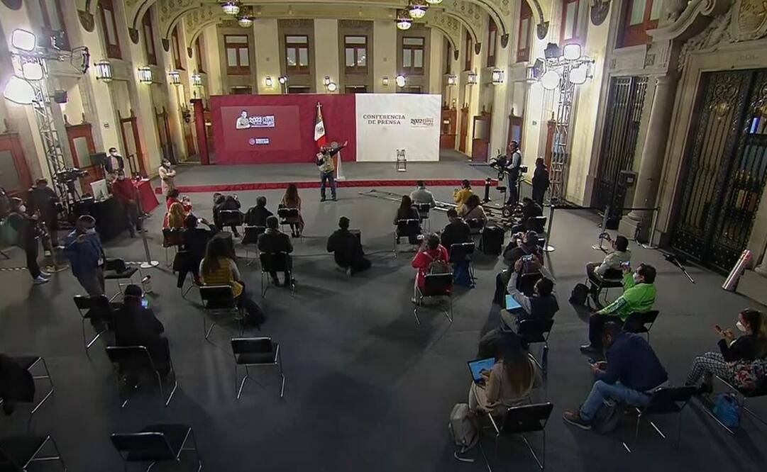 A los representantes de los medios que se alistaban para abandonar el Salón Tesorería se les pidió permanecer en el lugar. Foto: Germán Espinosa / EL UNIVERSAL