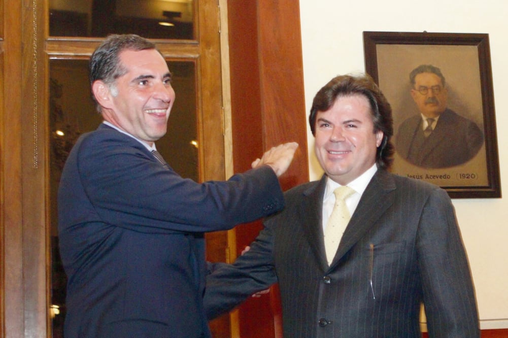 José Zorrila (der.) fue colaborador de Gabino Cué (izq.) y dejó irregularidad e s en la construcción de un estacionamiento en el auditorio Guelaguetza. (EDWIN HERNÁNDEZ. EL UNIVERSAL)