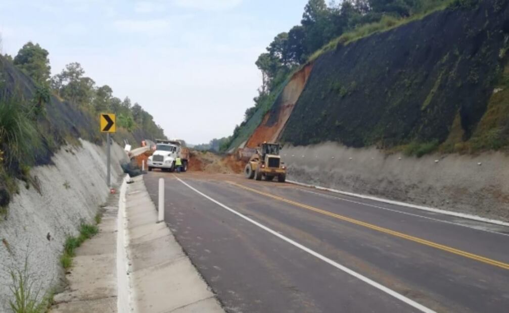 Derrumbe provoca cierre de la autopista Toluca-Zitacuaro