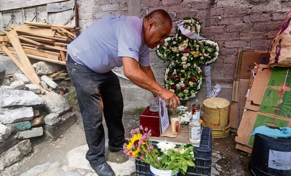 José y su familia conservan en el patio un pequeño altar en nombre de Jaime con sus cenizas y una fotografía. Foto: Luis Camacho / EL UNIVERSAL