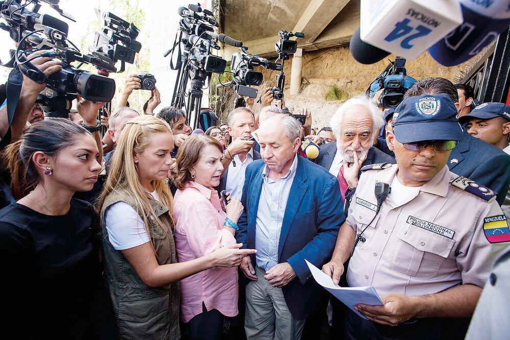 Senadores españoles intentaron sin éxito ver al encarcelado opositor venezolano Daniel Ceballos. Con ellos, la esposa de éste, Mitzy Capriles (tercera a la izq.) (MIGUEL GUTIÉRREZ. EFE)
