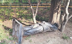 Estatua de Calderón, tirada para evitar daños