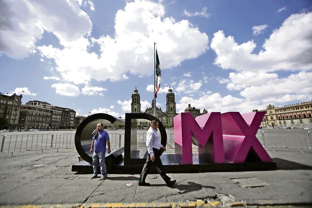 En los alrededores de la Plaza de la Constitución se colocaron vallas e inició la instalación de un escenario por el concierto de Alejandra Guzmán (ALEJANDRA LEYVA. EL UNIVERSAL)