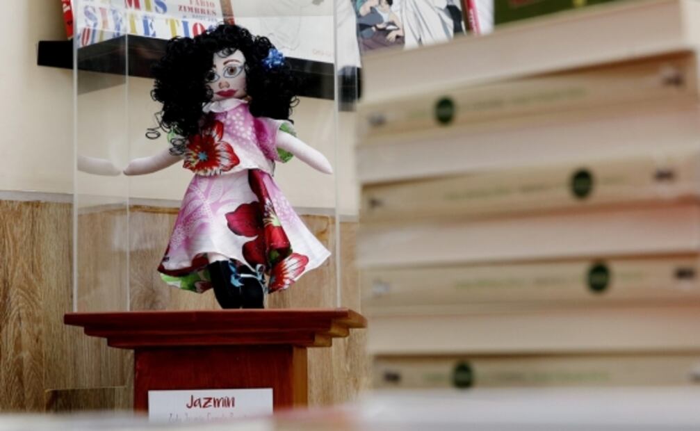 Con muñecas de trapo recuerdan a las mujeres desaparecidas en Colombia