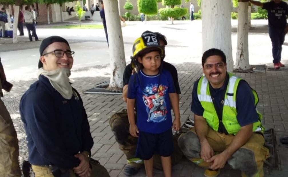 Niño cumple su sueño de ser bombero por un día en Sonora