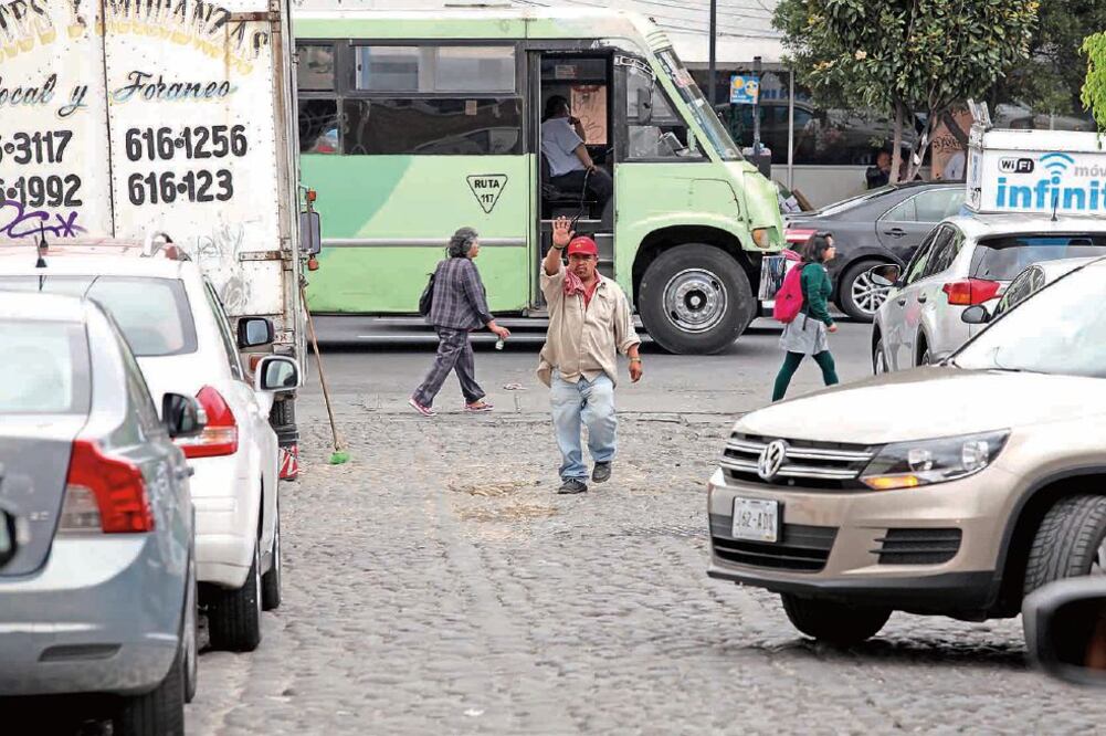 Vecinos del barrio de San Ángel denuncian que los llamados “viene, viene” acaparan las calles y son groseros (VALENTE ROSAS. EL UNIVERSAL)