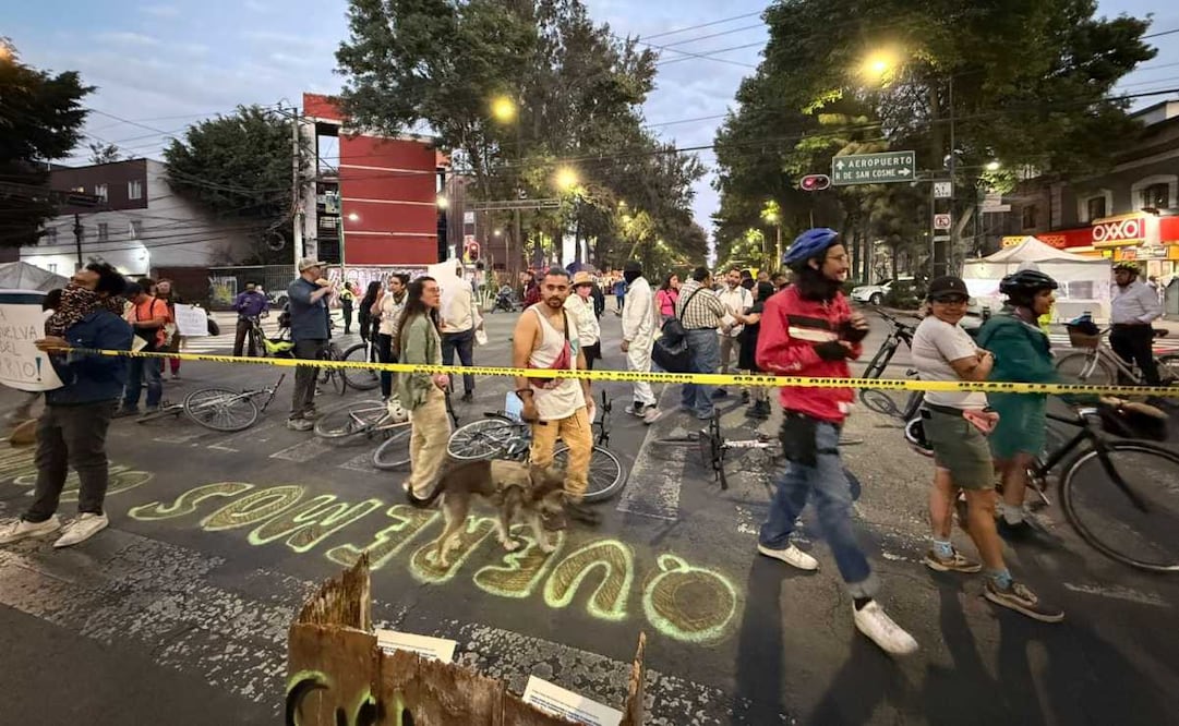 Ciclistas realizan bloqueo en el Eje 1 Norte, alcaldía Cuauhtémoc; exigen recuperación de espacios.
Foto: Especial.