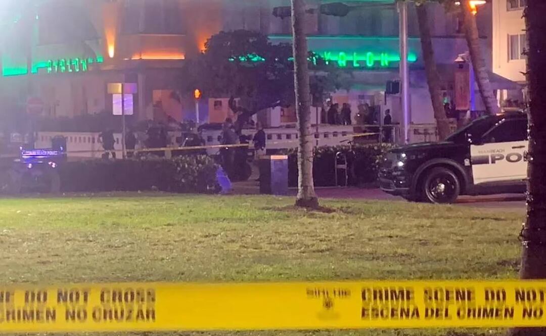 La policía cerró un área en Ocean Drive en Miami Beach con cinta de la escena del crimen después de un tiroteo el viernes 17 de marzo de 2023 por la noche. Foro: Miami Herald