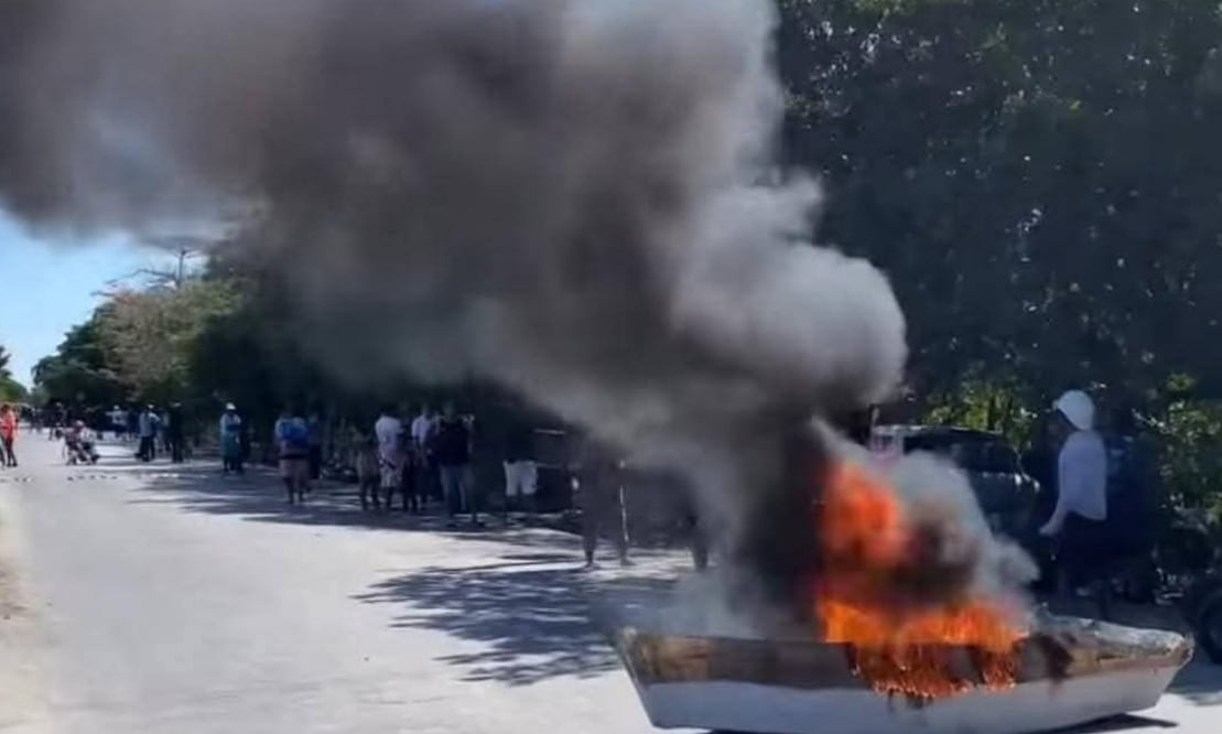 Pescadores de Yucatán bloquean libramiento en Progreso; denuncian decomiso ilegal de embarcaciones por parte de Semar y Conapesca. Foto: Especial.