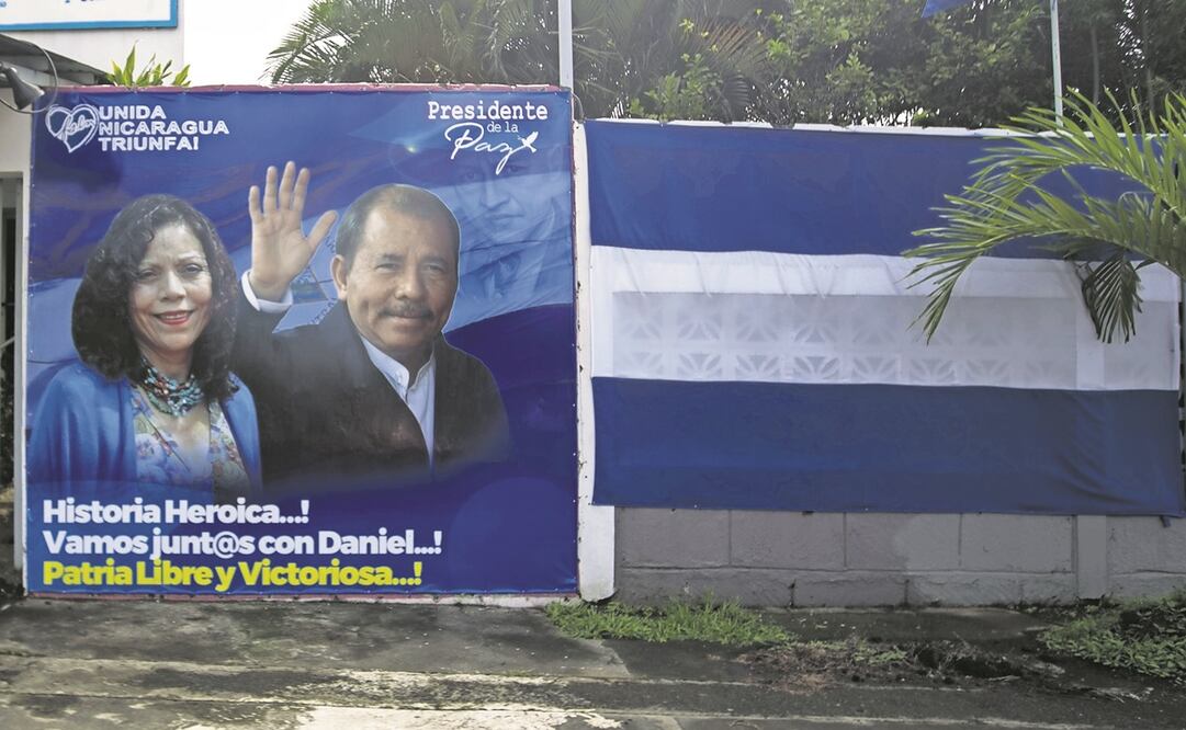 Una pancarta con la imagen de la primera dama y vicepresidenta de Nicaragua, Rosario Murillo, y el presidente Daniel Ortega. FOTO: JORGE TORRES. EFE