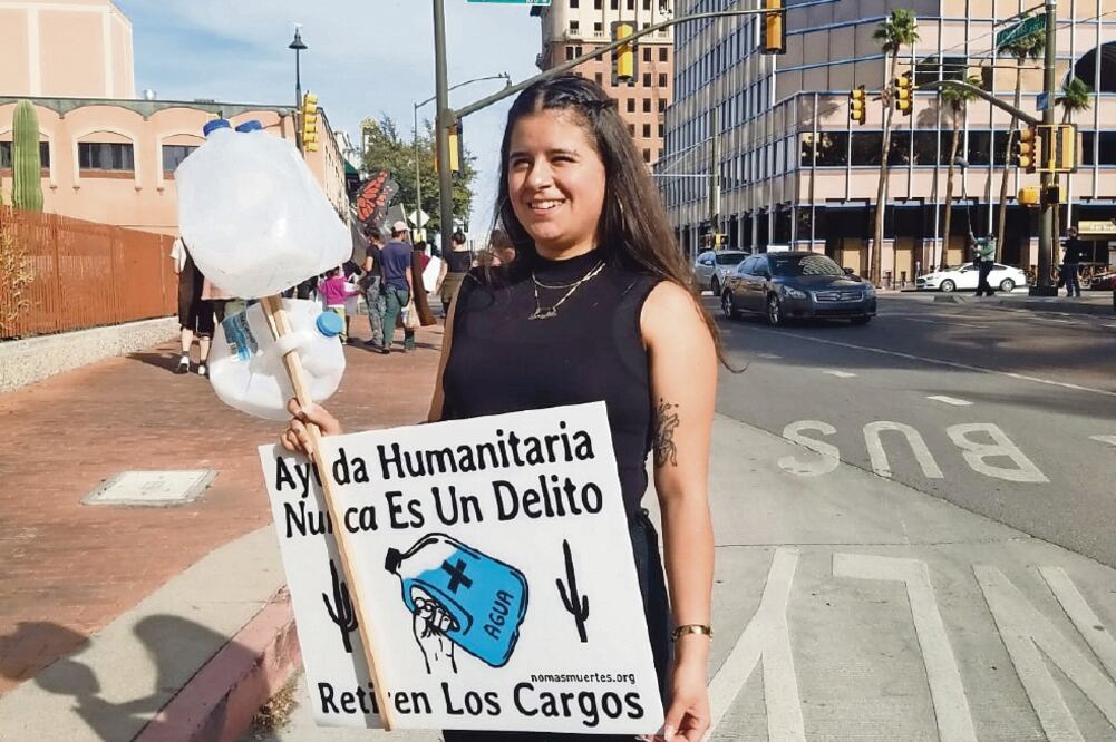 Zaachila Orozco fue declarada culpable de cometer una falta administrativa al echar “basura” en una reserva de Arizona, cuando intentaba dejar alimentos y bebidas embotelladas a migrantes que cruzan por la zona. Foto: CORTESÍA DE ZAACHILA OROZCO