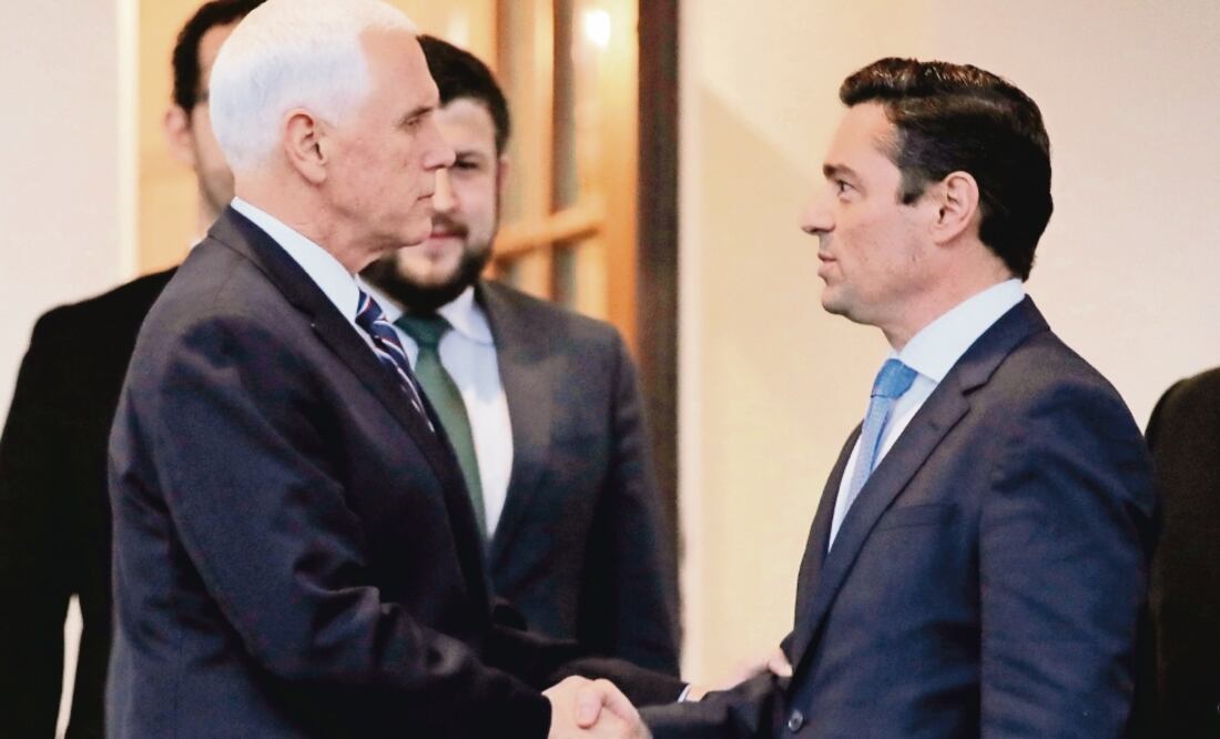 El vicepresidente de EU, Mike Pence (izq.), saluda a Carlos Alfredo Vecchio, encargado de negocios de Venezuela designado por Juan Guaidó. (JIM YOUNG. REUTERS)