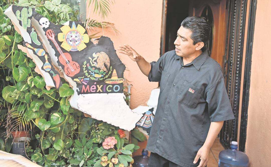 En el patio de su casa, ubicada en un barrio de Xochitepec, Miguel da rienda suelta a su imaginación con el papel, cartón y los colores, y pide a las autoridades una beca para especializarse y estudiar pintura. ( FOTOS: TONY RIVERA. EL UNIVERSAL)