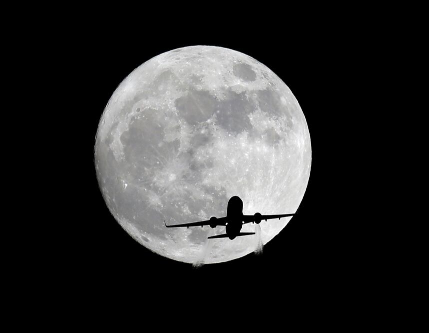 Un avión de pasajeros visto desde Whittier, California (FOTO: AP/Nick Ut)