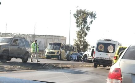 Chocan camioneta y camión de carga sobre avenida Jesús Reyes Heroles en Tlalnepantla; generan caos vial en la zona