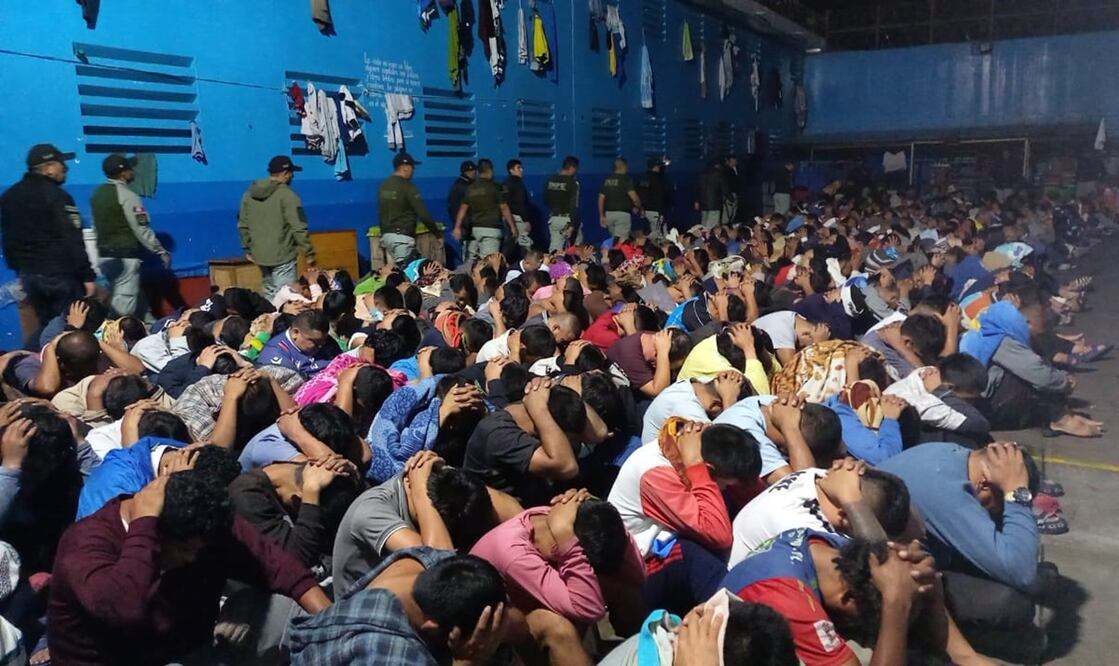 Fotografía cedida por el Instituto Nacional Penitenciario de Perú (INPE) de un operativo en la establecimiento penitenciario de Huanuco. Foto: EFE