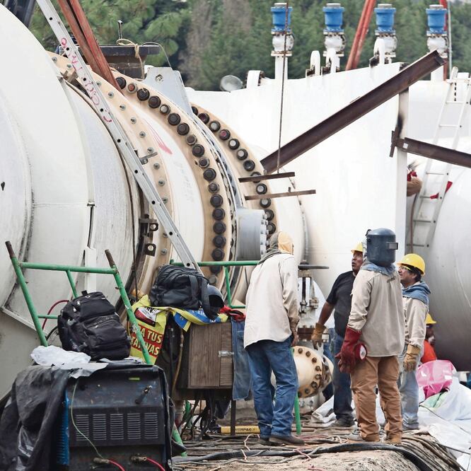 En los límites de Villa de Allende y Villa Victoria, zona donde se ubica la Planta Tratadora Los Berros, los empleados, quienes fueron divididos en grupos para poder tener algún descanso, realizaron las maniobras de forma milimétrica. Foto: JORGE ALVARADO