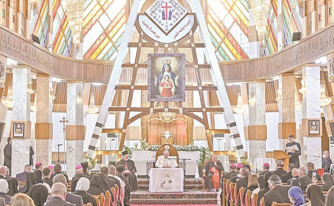 El papa Francisco ayer con religiosos en la catedral de Nuestra Señora de la Salvación en Bagdad. Foto: Alessandro Di Meo. EFE