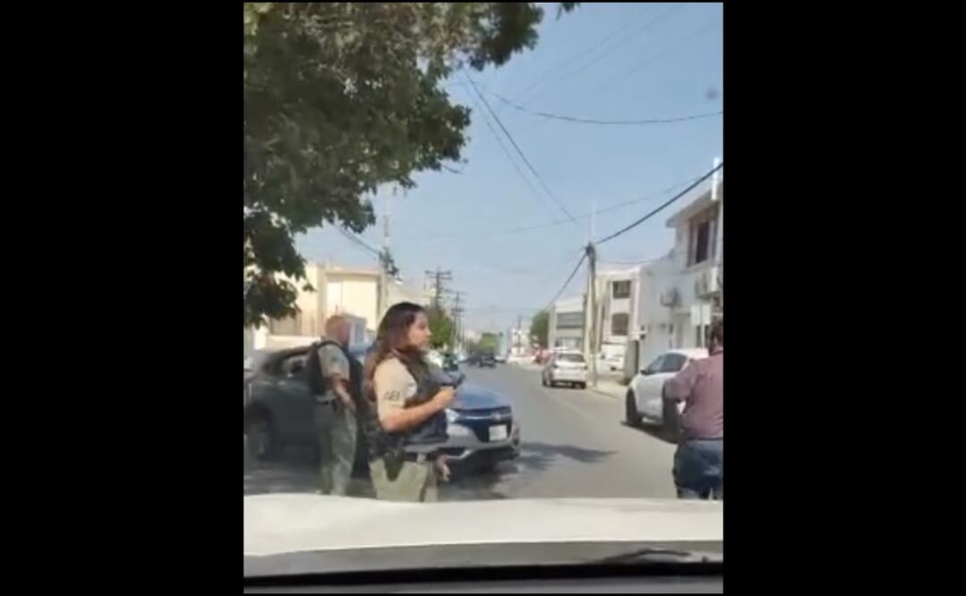 Agentes ministeriales tratando de detener a los inspectores de Medio Ambiente. Foto: Especial