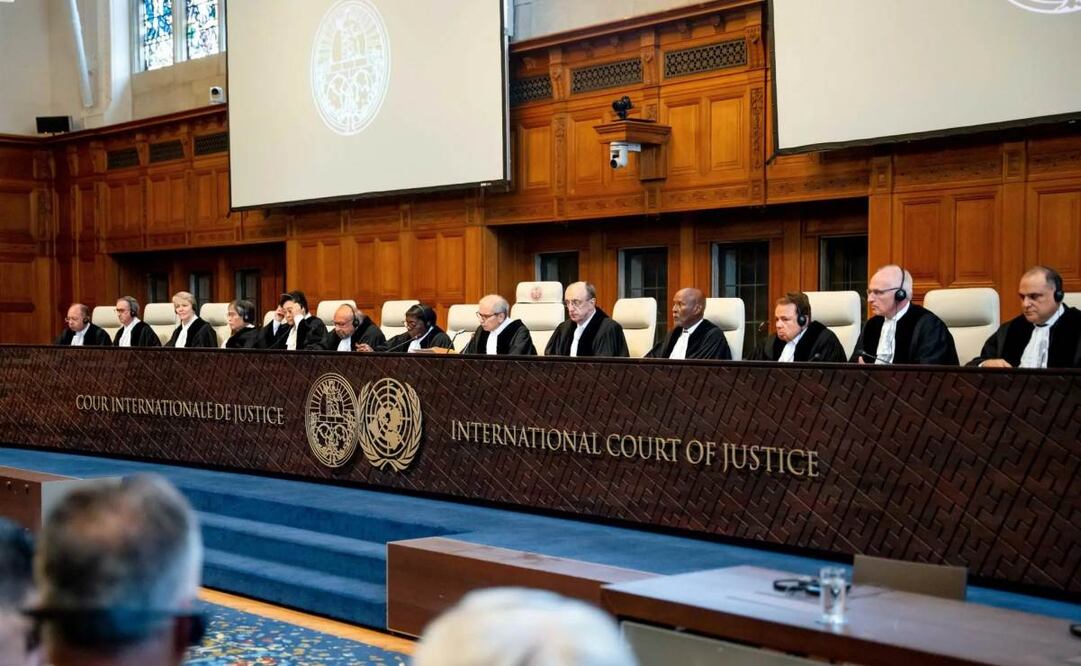 El panel de jueces, con el Presidente Nawaf Salam (C), en la Corte Internacional de Justicia de La Haya, Países Bajos, durante un fallo no vinculante sobre las consecuencias jurídicas de la ocupación israelí de Cisjordania y Jerusalén Este en el 2024. Foto: EFE