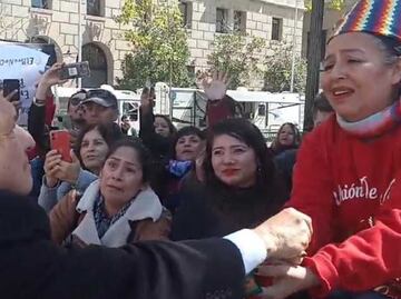 VIDEO: "¡Es un honor estar con Obrador!"; AMLO se conmueve al recibir elogios y regalos de seguidores en Chile