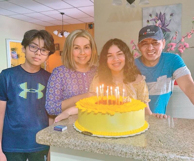 Sofía, flanqueada por sus padres Beatriz Lara y Érick Aparicio, y su hermano Óscar, en su cumpleaños 15, el pasado 2 junio. CORTESÍA