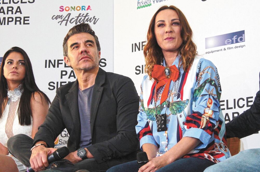 Encarnan a un matrimonio que desea separarse, por lo que deciden irse de vacaciones. Foto: CARLOS MEJIA. EL UNIVERSAL