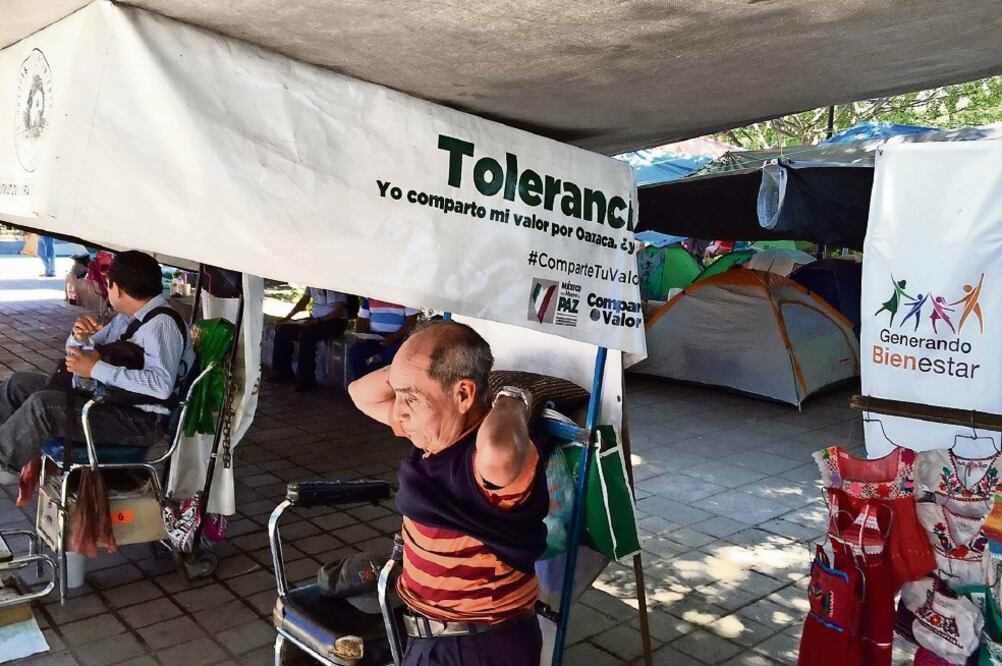 Benito Juárez lustra zapatos desde hace más de dos décadas en el Zócalo. Dice que la Unión de Aseadores de Calzado pertenece a la CTM, pero no los apoya (ISMAEL GARCÍA. EL UNIVERSAL)