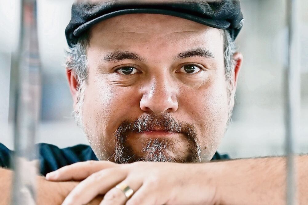 Antonio Ortuño escribe con la convicción de confrontar la violencia. (CRISTOPHER ROGEL BLANQUET. EL UNIVERSAL)