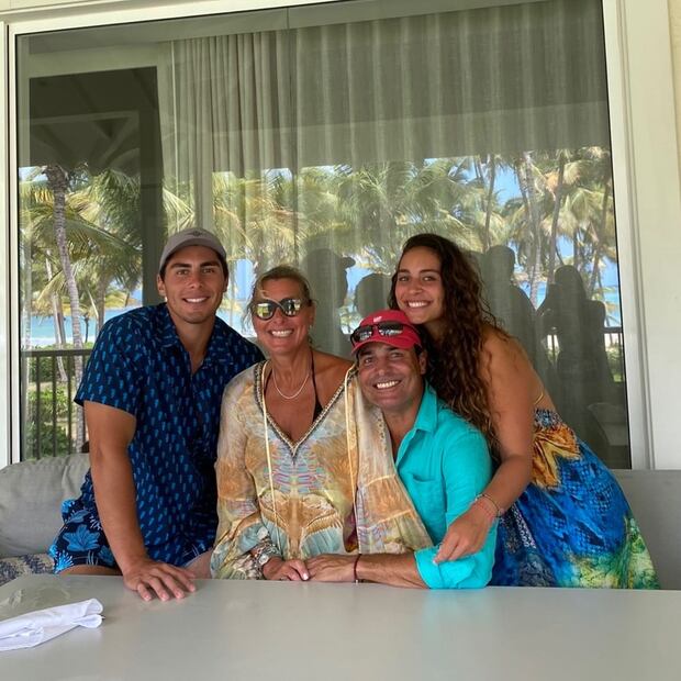 Isadora Figueroa y su familia. Fuente: Instagram @isadorafigueroa