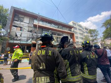 Habitantes retiran sus pertenencias tras explosión en edificio de la Benito Juárez