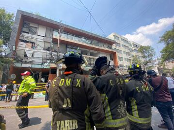 Habitantes retiran sus pertenencias tras explosión en edificio de la Benito Juárez