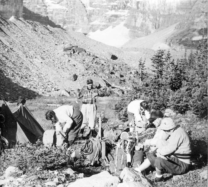 Alpinistas en el Parque Nacional Banff. Tenían raciones para tener 4 mil calorías diarias, comiendo galletas con mantequilla y mermelada, chocolate, leche, huevos, carne de res curada y frutos secos. Foto: ESPECIAL/Cortesía Luz María Guzmán.