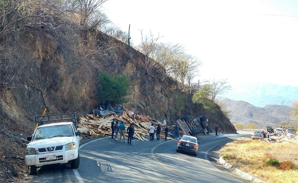 Personal de Protección Civil se trasladó al lugar de los hechos para brindar apoyo a los cuerpos de emergencia que arribaron a auxiliar a las personas que quedaron prensadas. Foto: Especial.
