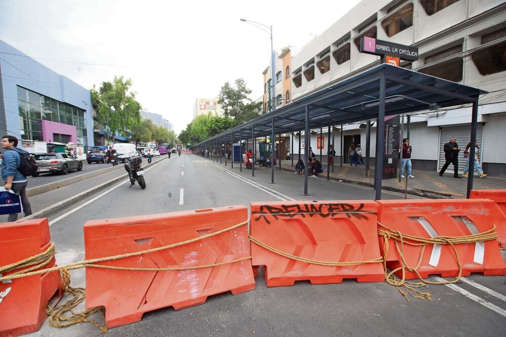 En la estación Isabel la Católica ya se colocó la infraestructura que fungirá como paradero. Foto: Francisco Rodríguez / El Universal