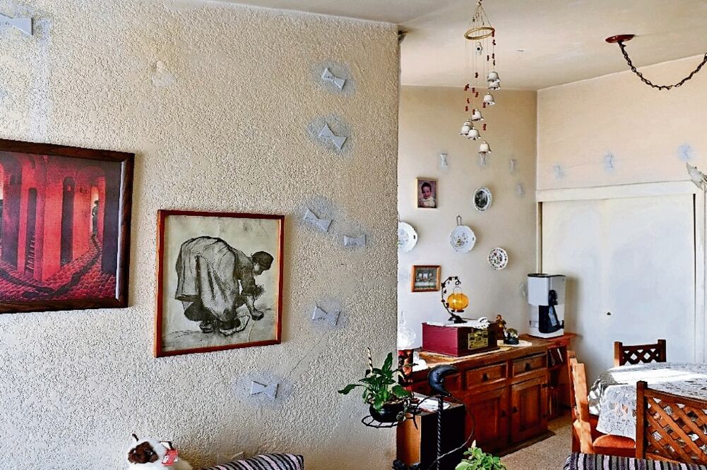 En el interior de algunos departamentos del fraccionamiento Coyuya se observan en las paredes diversas fracturas verticales en las cuales se han colocado testigos para su señalización (ESPECIAL)