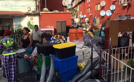 Se enfrentan granaderos y vecinos por desalojo en Tepito