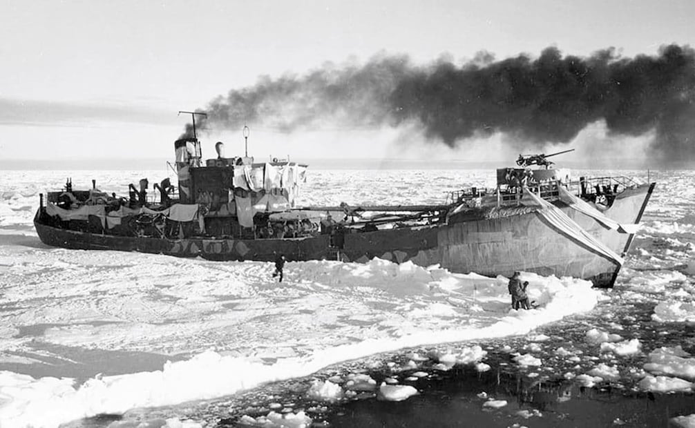 Barco alemán capturado en costas de Groenlandia por Estados Unidos, octubre 1944. La presencia nazi en la isla se centró en estaciones de radio e instalaciones meteorológicas. Foto: Wikimedia Commons.