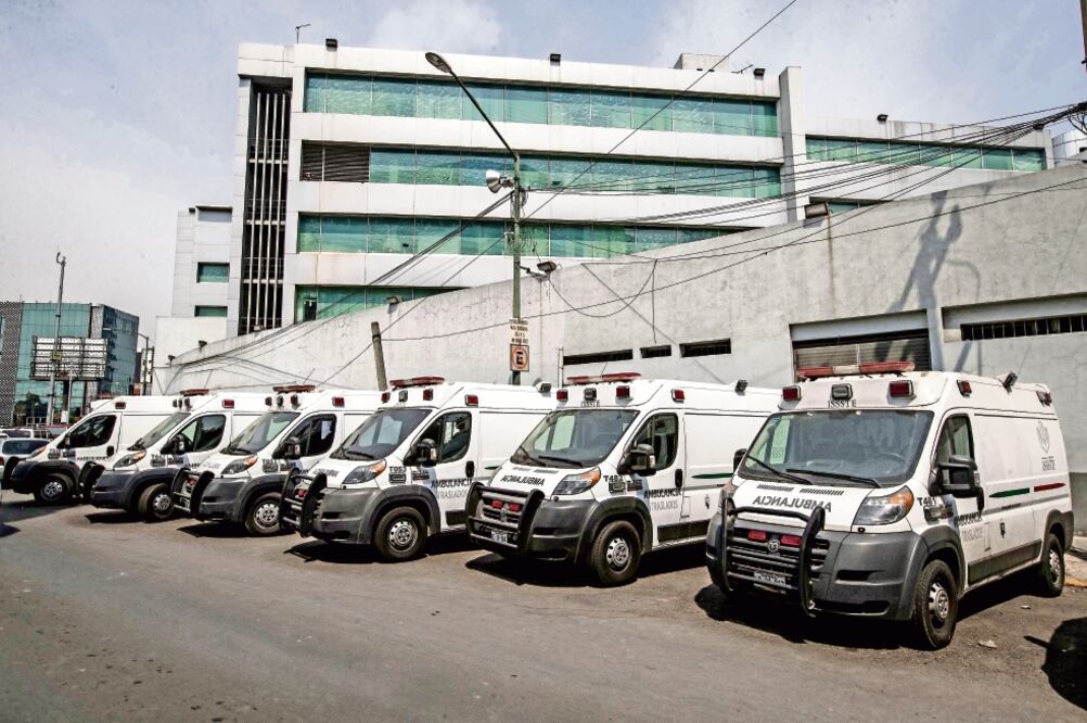 Las ambulancias permanecen estacionadas a las afueras del Hospital General Darío Fernández del ISSSTE, en la Ciudad de México. / GERMÁN ESPINOSA. EL UNIVERSAL