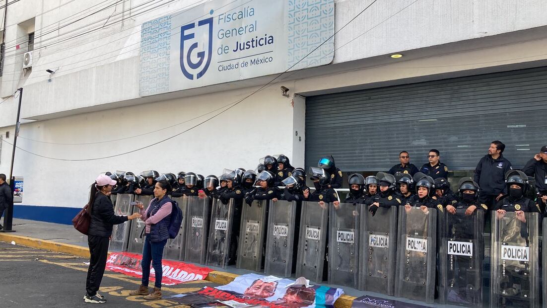 Policías resguardan la FGJCDMX. FOTO: Gaspar Betancourt/ EL UNIVERSAL/