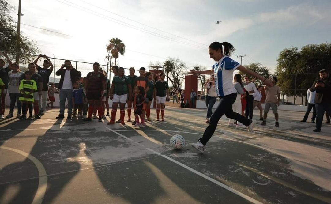 Claudia Sheinbaum juega futbol con equipos femeniles de Nuevo Léon. Foto: Especial