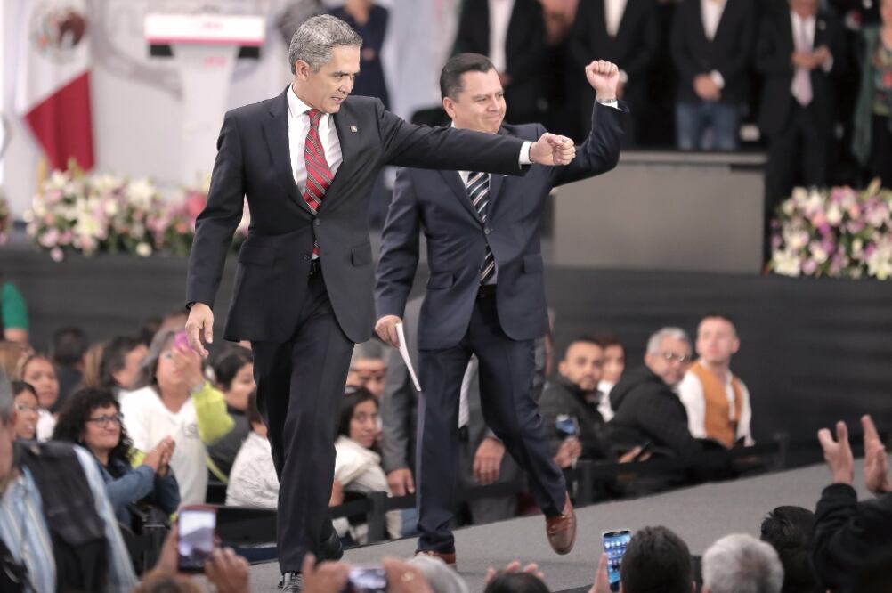 El jefe de Gobierno, Miguel Ángel Mancera, y el consejero jurídico, Manuel Granados, destacaron la necesidad de que las personas que son puestas en libertad se reincorporen a la vida social. (ALEJANDRO ACOSTA. EL UNIVERSAL)