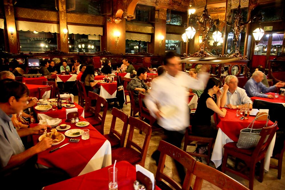 Bar La Ópera es una de las cantinas más antiguas que aún dan servicio en el Centro Histórico de la CDMX. Foto: Roberto Armocida. El Universal