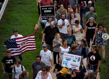 Demandan a policía de Charlottesville por no frenar a neonazis