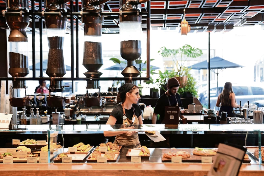 Una empleada de Starbucks Reserve, en Nueva York, el martes pasado. Foto: Michael M. Santiago / AFP